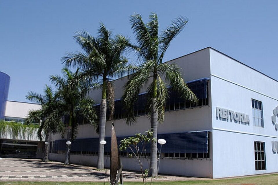 UFG - Prédio da reitoria - Justiça nega pedido de liminar do MPF e retorno de aulas presenciais na UFG depende da instituição