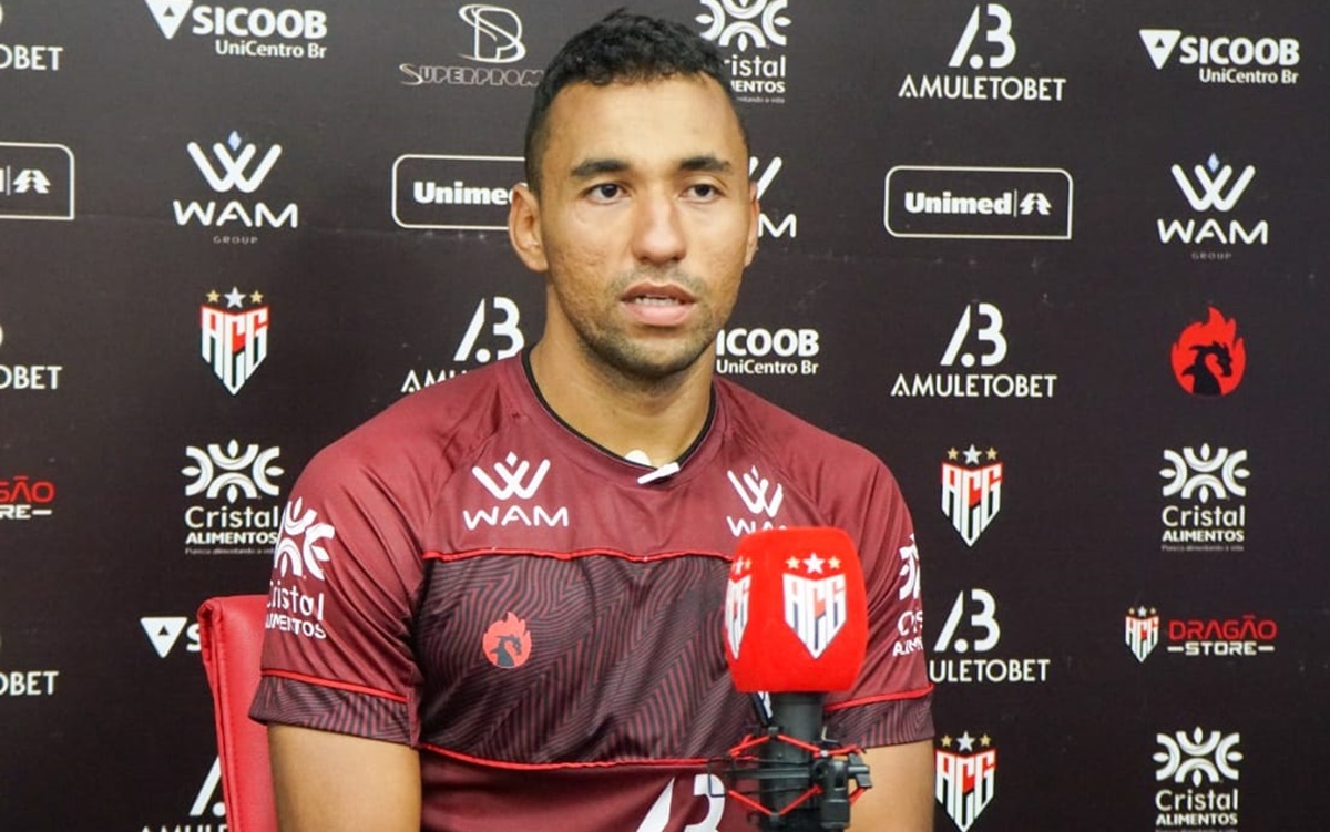 Pedro Henrique durante coletiva no Atlético-GO