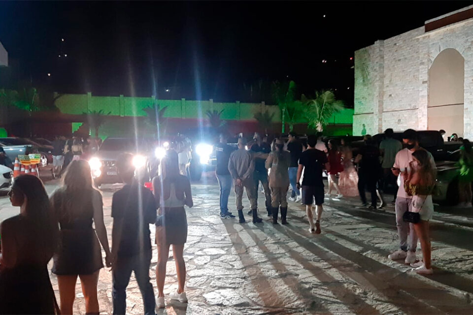 Fiscalização encerra festa de luxo com aproximadamente 1 mil pessoas em Goiânia (Foto: Prefeitura de Goiânia - Divulgação)