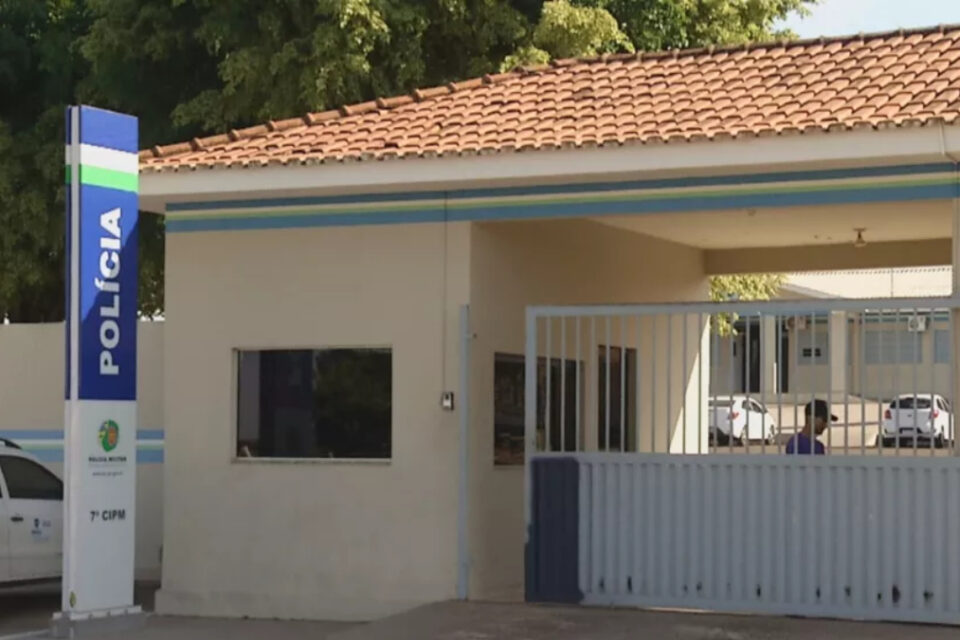 Fachada do sétimo batalhão da PM. Foto ilustra a chamada Sargento suspeito de estuprar jovem em Mineiros tem prisão ordenada pela Justiça