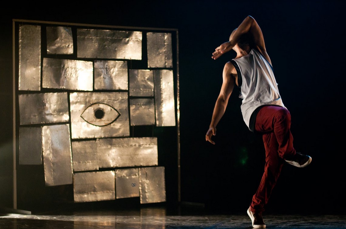 espetáculo de dança online Ladrão é apresentado no Em Casa Com Sesc