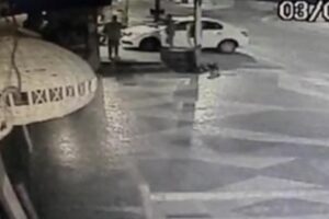 Presos suspeitos de roubar dono de padaria enquanto ele abria o estabelecimento, em Goiânia (Foto: Divulgação/PM)