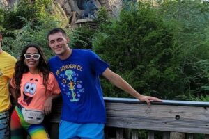 Anitta surge com ator americano e fãs especulam sobre possível romance