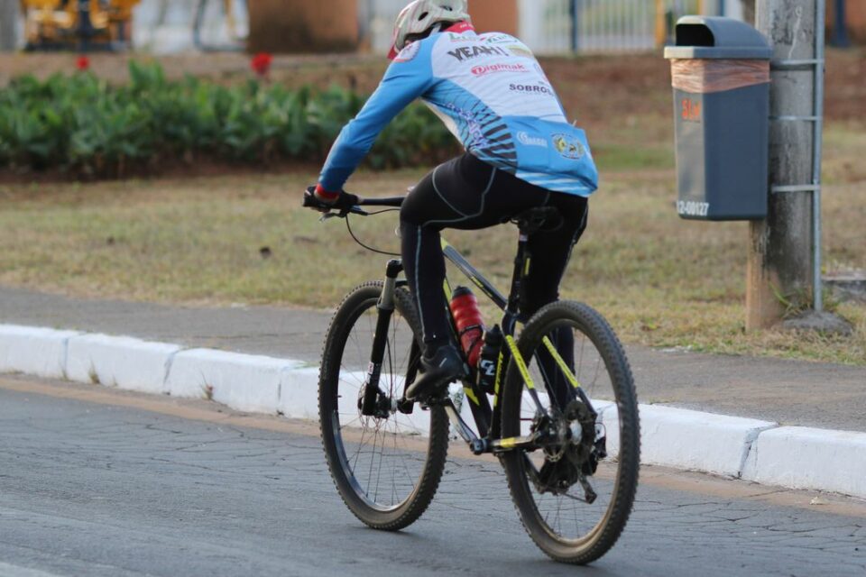 Ciclista morre após acidente com ônibus e veículo de passeio em Goianésia (GO)