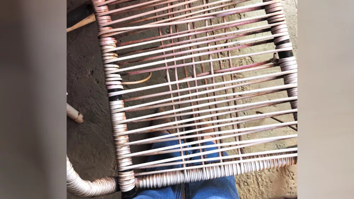 Imagem mostra uma cadeira de fios. Entre os fios é possível ver os pés da vítima, que sente medo após os abusos. A foto ilustra a notícia: Sargento suspeito de estuprar jovem em Mineiros tem prisão ordenada pela Justiça