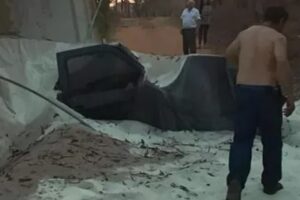 Caminhão com açúcar tomba, soterra carro e mata duas pessoas em SP