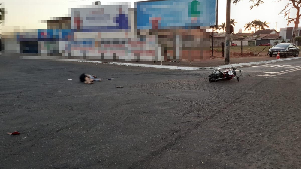 Motociclista morre após perder o controle da direção e bater em meio-fio, em Goiânia