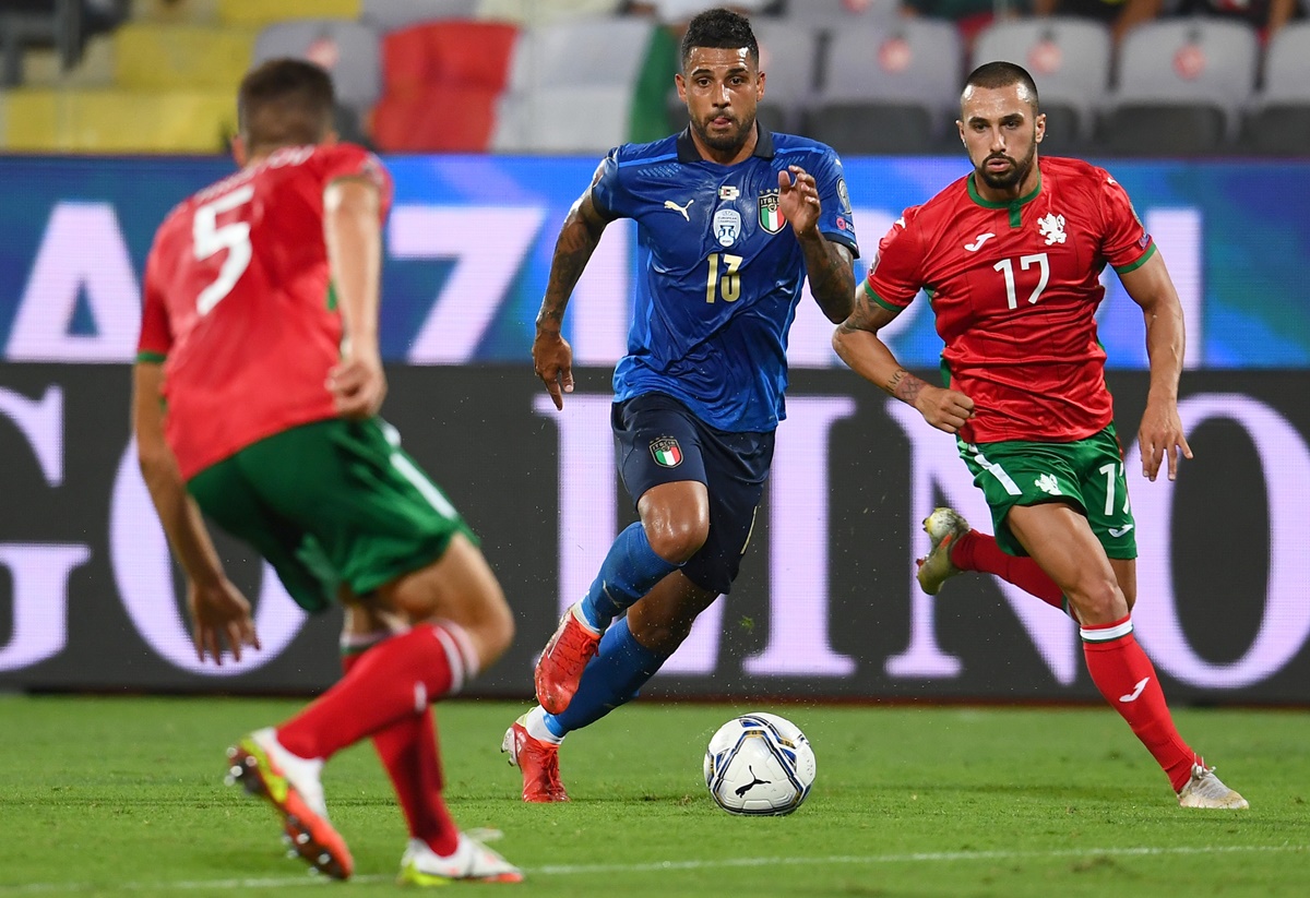 Jogadores da Itália e da Bulgária disputa a bola
