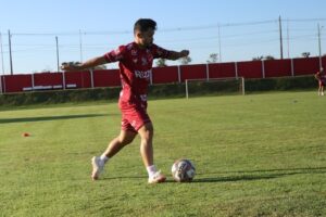 Alesson durante treino no Vila Nova
