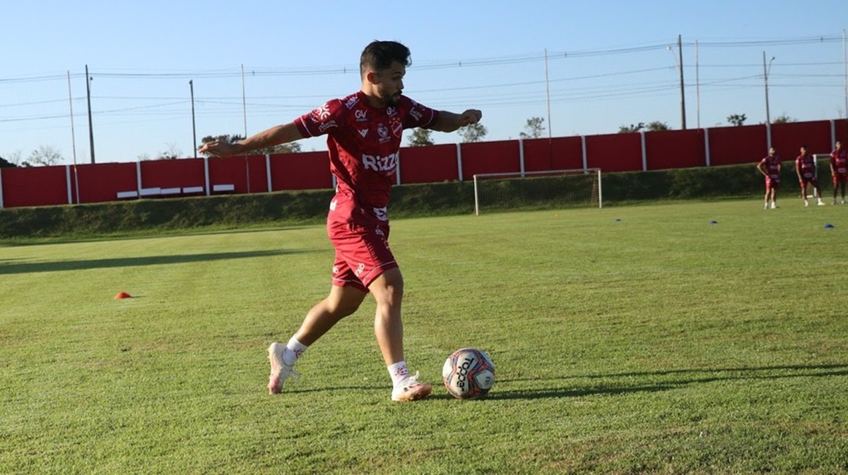 Alesson durante treino no Vila Nova