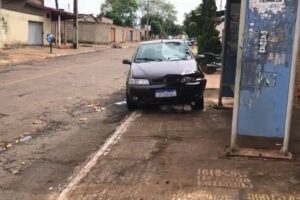 Motorista atropelo homem que empurrava bicicleta e quase se chocou com ponto de abrigo passageiros de ônibus (Foto: Divulgação - DICT)