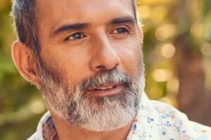 Marcos Pasquim recebe vacina contra Covid-19 'sem camisa'