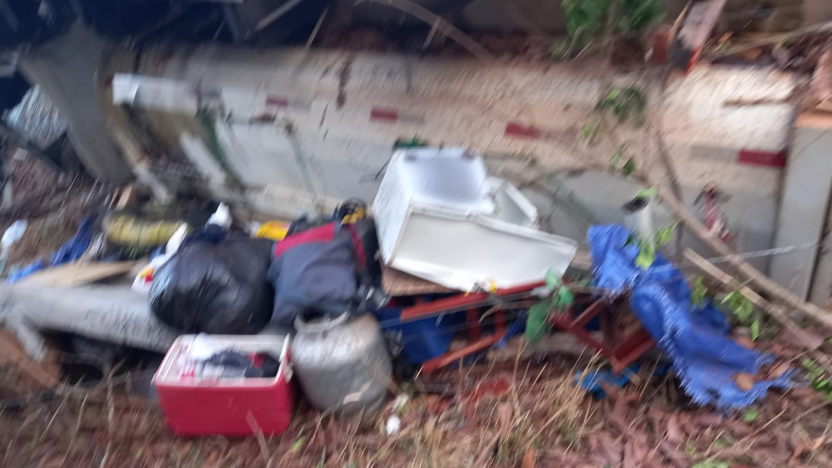 Caixas de papelão, objetos de uso pessoal, eletrodomésticos, um botijão de gás de cozinha, colchão e outros objetos foram identificados pela foto do acidente