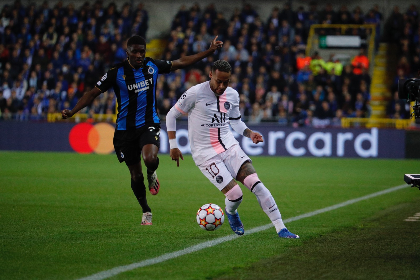 Neymar tenta passar pelo marcador em jogo da Liga dos Campeões