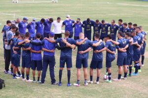 Jogadores da Aparecidense reunidos