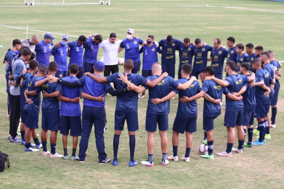 Jogadores da Aparecidense reunidos