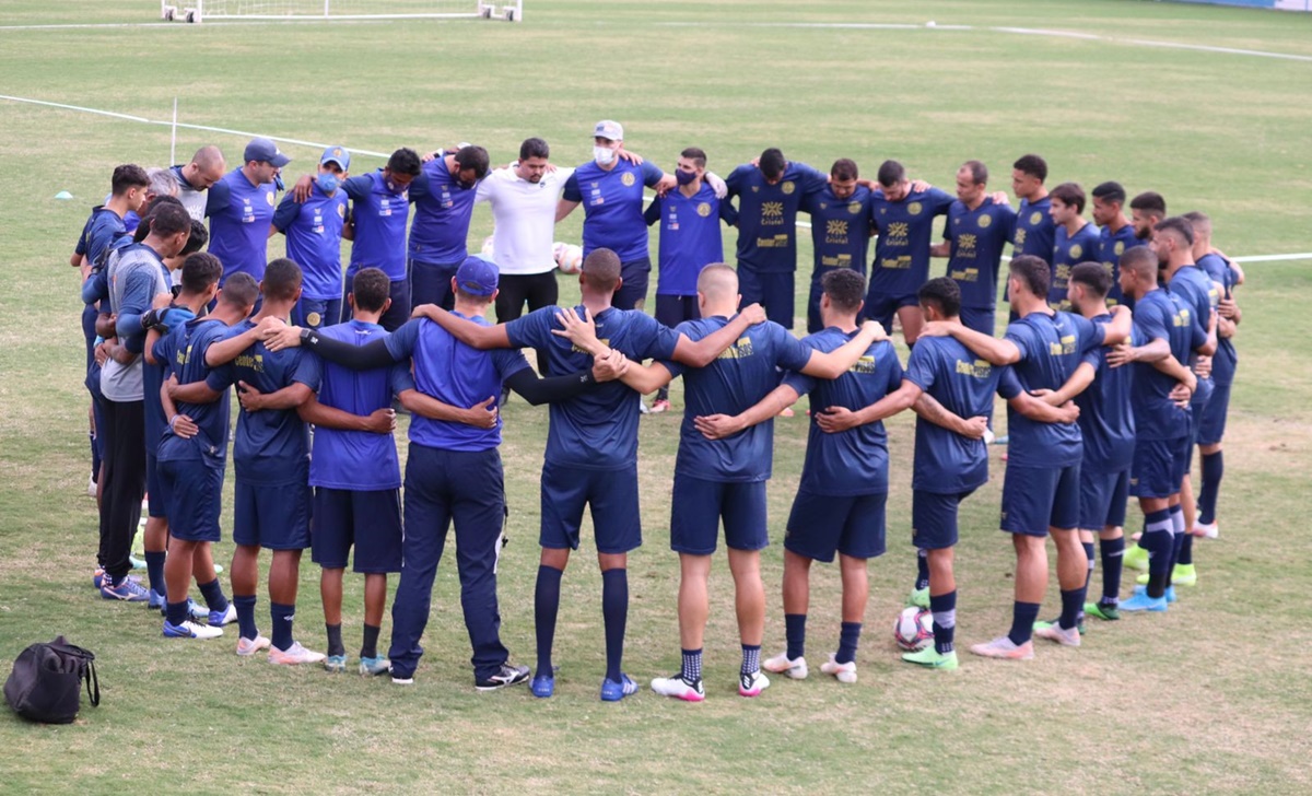 Jogadores da Aparecidense reunidos