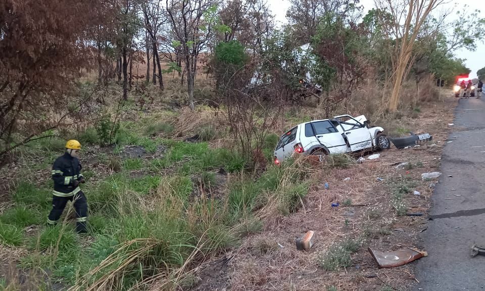 Avô e neta morrem em acidente entre carro e caminhão na BR-020