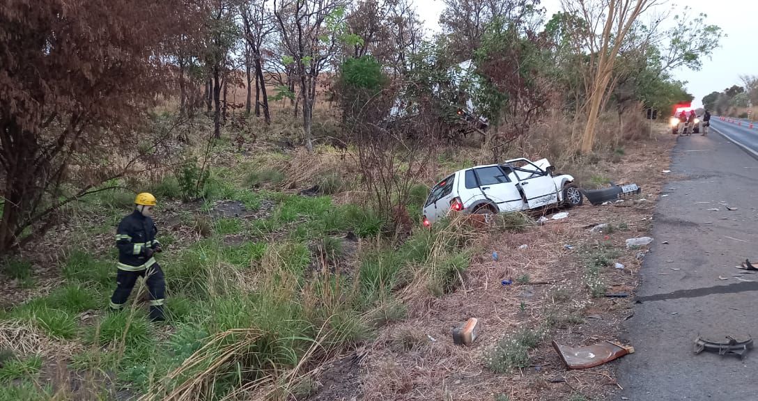 Avô e neta morrem em acidente entre carro e caminhão na BR-020