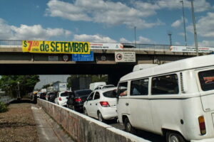 Bolsonaro Gasolina a R$ 7 vira trocadilho com 7 de setembro em faixas pelo Brasil