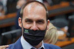 Filho de Bolsonaro pergunta se TSE exigirá vacina para votar