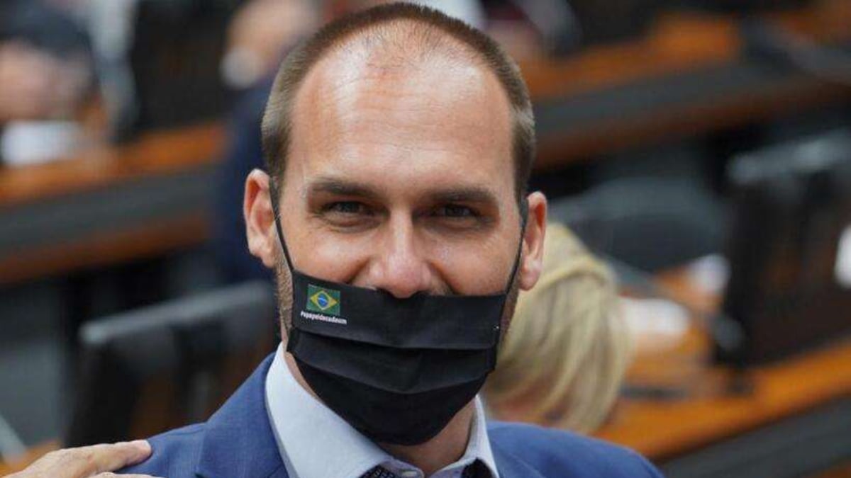 Filho de Bolsonaro pergunta se TSE exigirá vacina para votar