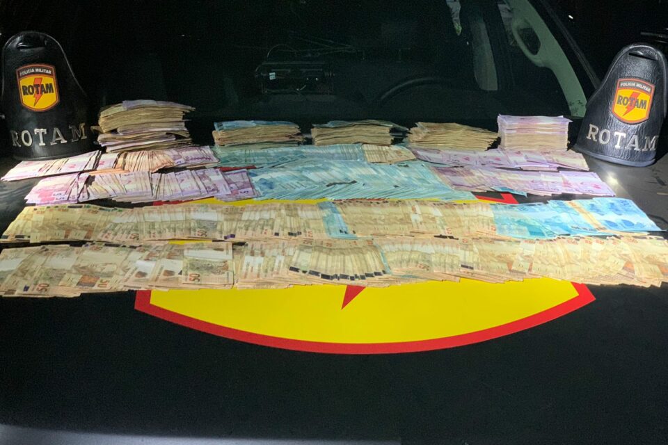 Parte do dinheiro encontrado com os criminosos