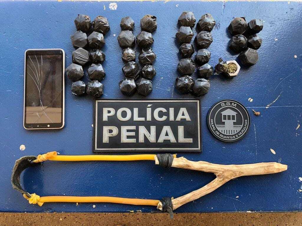 Polícia flagra adolescentes tentando arremessar drogas com estilingue para detento