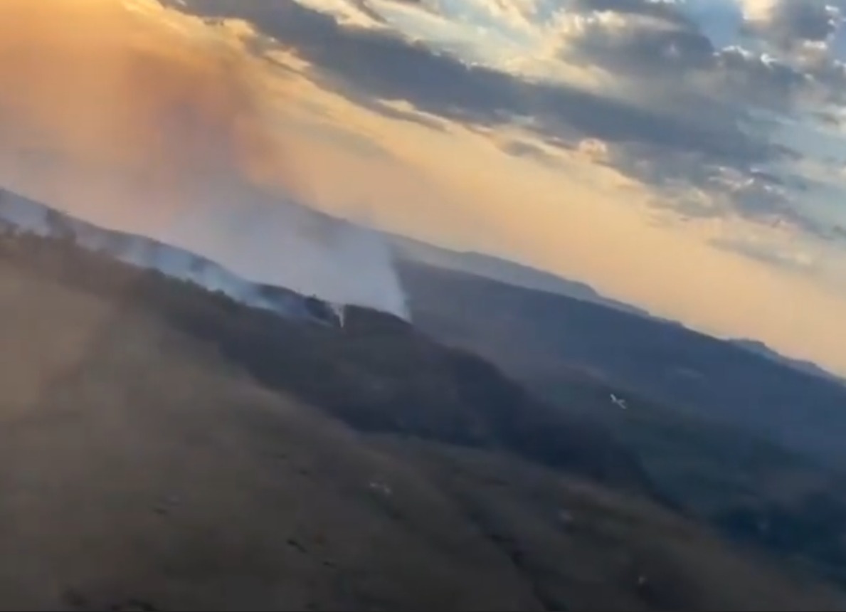 Sobrevoo da área atingida pelo fogo- Bombeiros usam helicóptero em combate a incêndio na Chapada dos Veadeiros