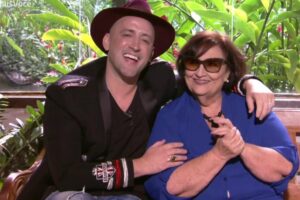 mãe de paulo gustavo Ela aproveitou para destacar a importância do uso de máscaras. Déa Lúcia chora em primeiro aniversário sem Paulo Gustavo