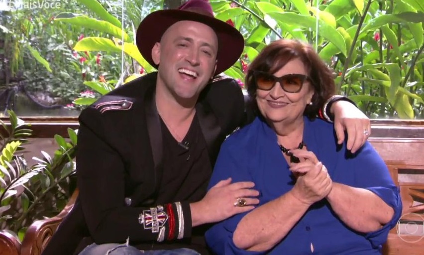 mãe de paulo gustavo Ela aproveitou para destacar a importância do uso de máscaras. Déa Lúcia chora em primeiro aniversário sem Paulo Gustavo