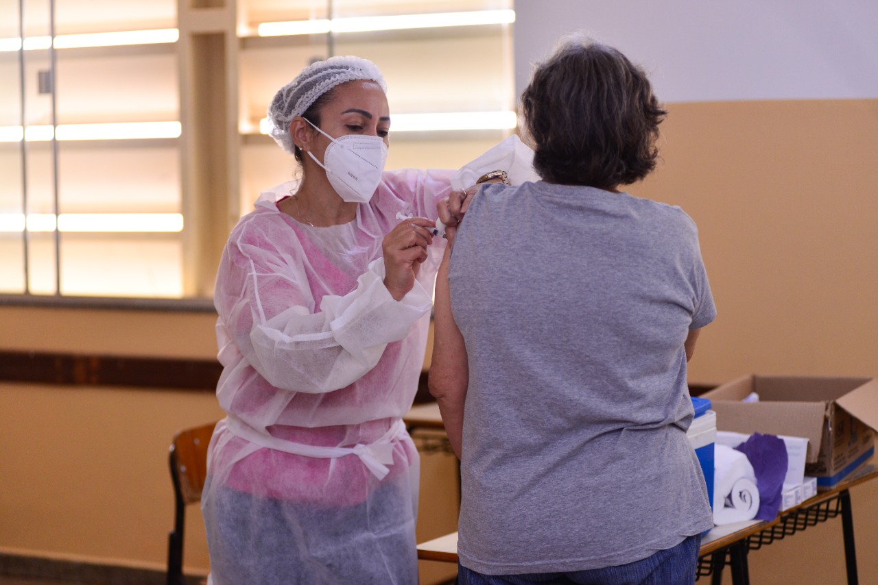 A vacinação contra Covid em Goiânia tem 29 pontos nesta sexta (17). A capital imuniza pessoas com mais de 18 anos, adolescentes e idosos. (Foto: Jucimar de Sousa/Mais Goiás)