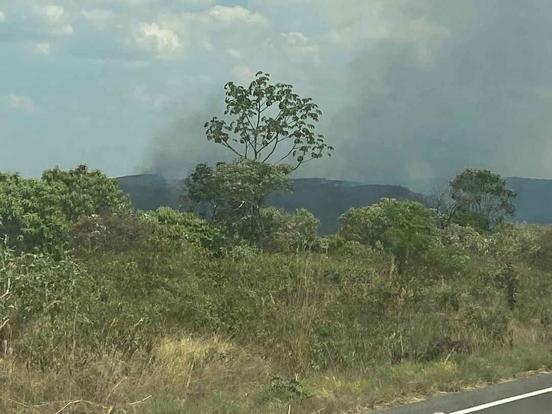 Parte do incêndio no Vale da Lua, na Chapada dos Veadeiros, é controlado (Foto: divulgação - Corpo de Bombeiros)