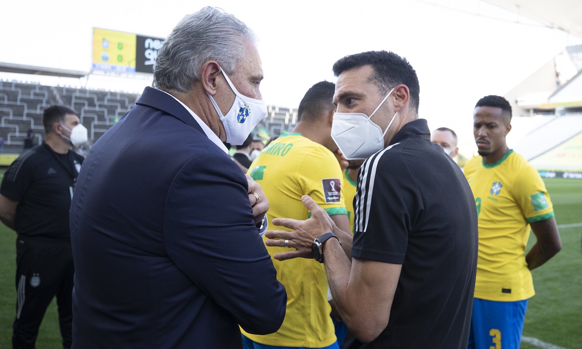 Tite e Lionel Scaloni, técnico da Argentina, conversam em jogo paralisado entre Brasil e Argentina