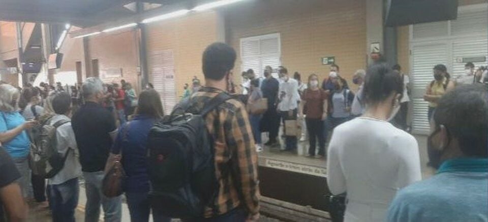 Multidão provocada após descarrilamento de trem