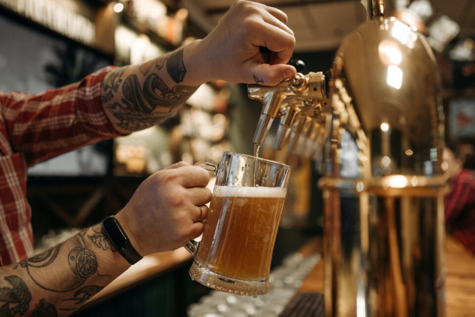 Mudar a postura durante ingestão de álcool impacta nos efeitos da bebida. Mito ou verdade: beber em pé reduz a sensação de embriaguez?