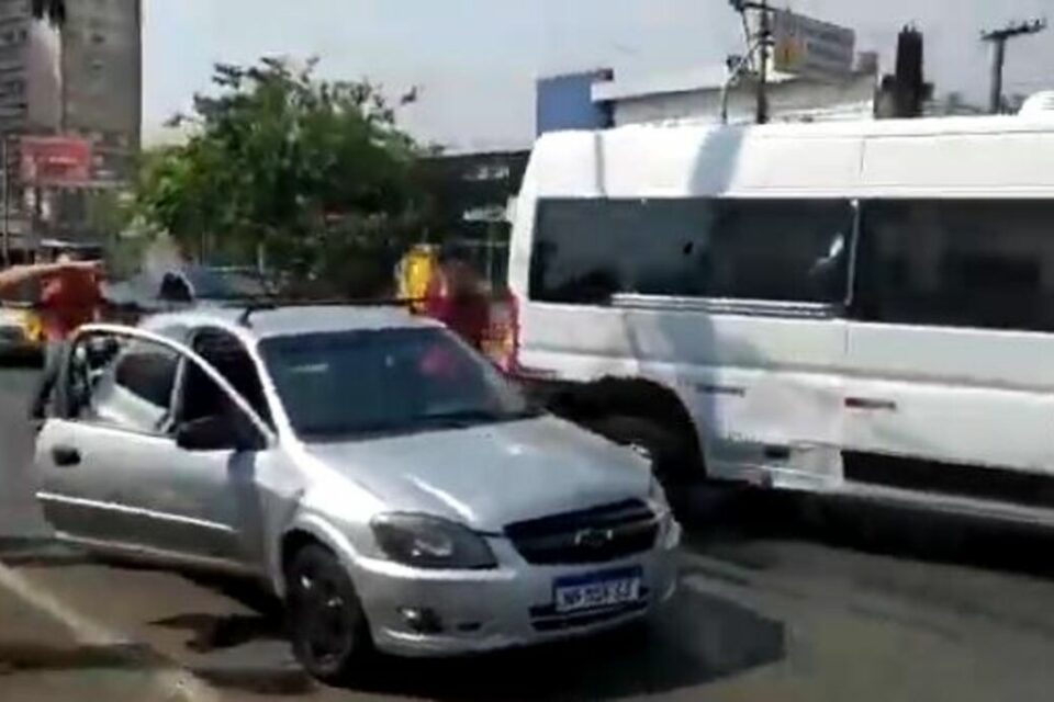 Motorista é flagrado quebrando vidros de van da Prefeitura de Goiânia