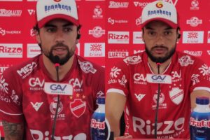 Nico Maná (esquerda) e Tiago Real (direita) são apresentados no Vila Nova