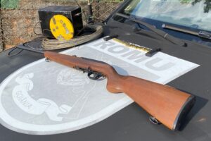 Um homem, de 58 anos, suspeito de ameaçar professores com uma espingarda por não gostar do barulho dos alunos brincando foi preso na quinta-feira (2), no Sítio Recreio dos Bandeirantes, em Goiânia. - Homem que ameaçou professores por não gostar do barulho de crianças é preso em Goiânia