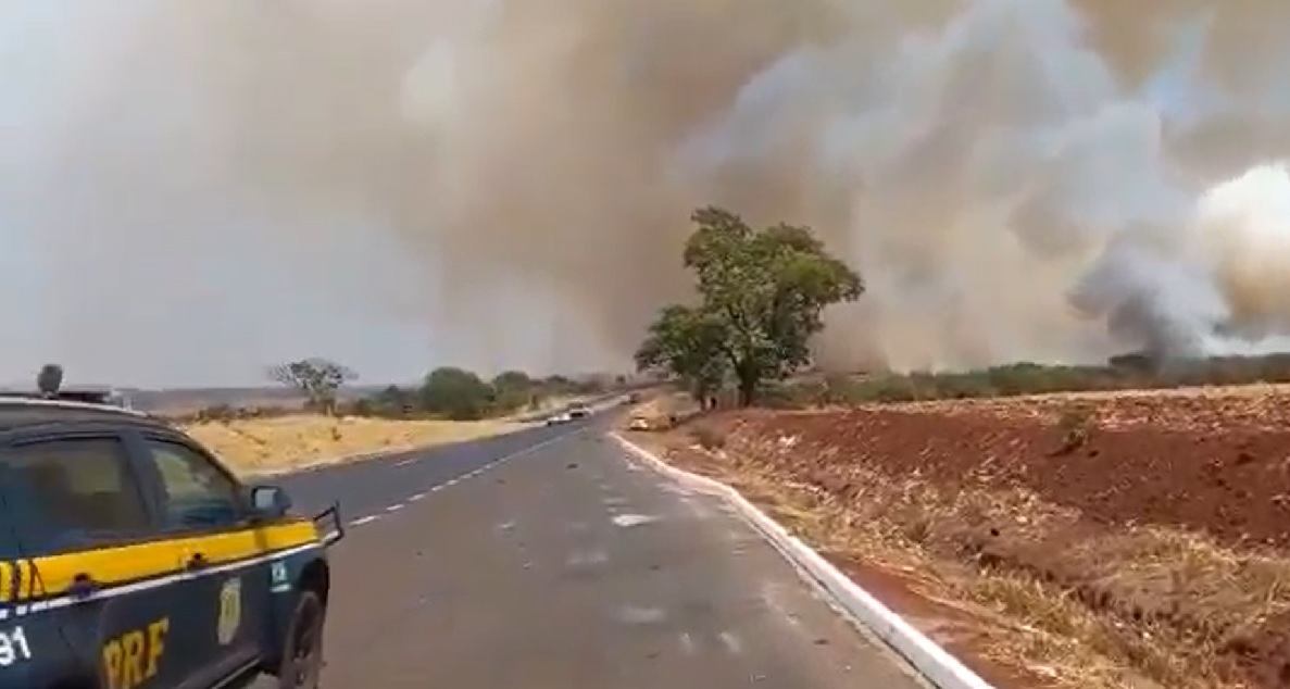 Fumaça de incêndios às margens de rodovias aumenta risco de acidentes (Foto: Divulgação - PRF - Rerpodução)