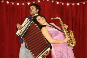 Palhaços da Caravana Tapioca lançam documentário para celebrar 10 anos de carreira 