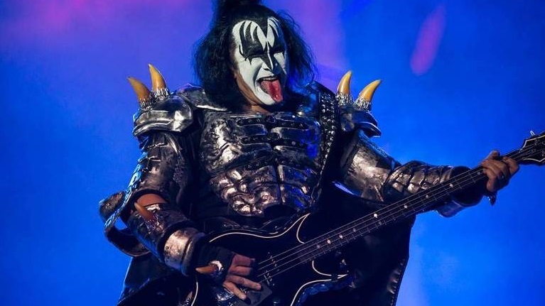 Gene Simmons testa positivo para Covid e Kiss adia turnê