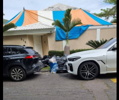 Veja fotos! Foram encontradas seringas usadas na calçada da residência. Festa de Ludmilla termina em briga e bicicleta de vizinho quebrada