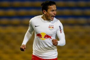 Artur comemora com a camisa do Red Bull Bragantino