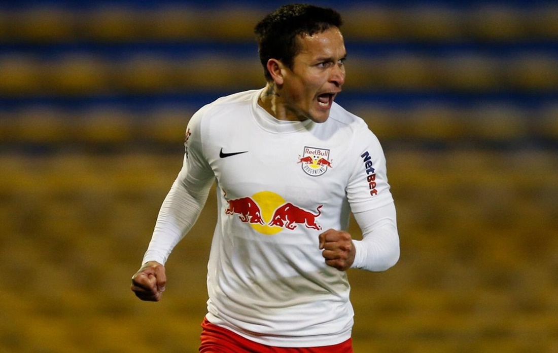 Artur comemora com a camisa do Red Bull Bragantino