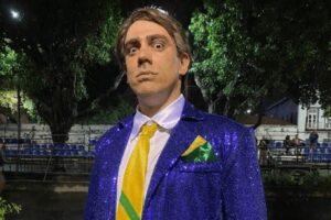 Ele brinca com desconfiança do grupo sobre áudio do presidente. Adnet imita Bolsonaro e pede para caminhoneiros dançarem Macarena