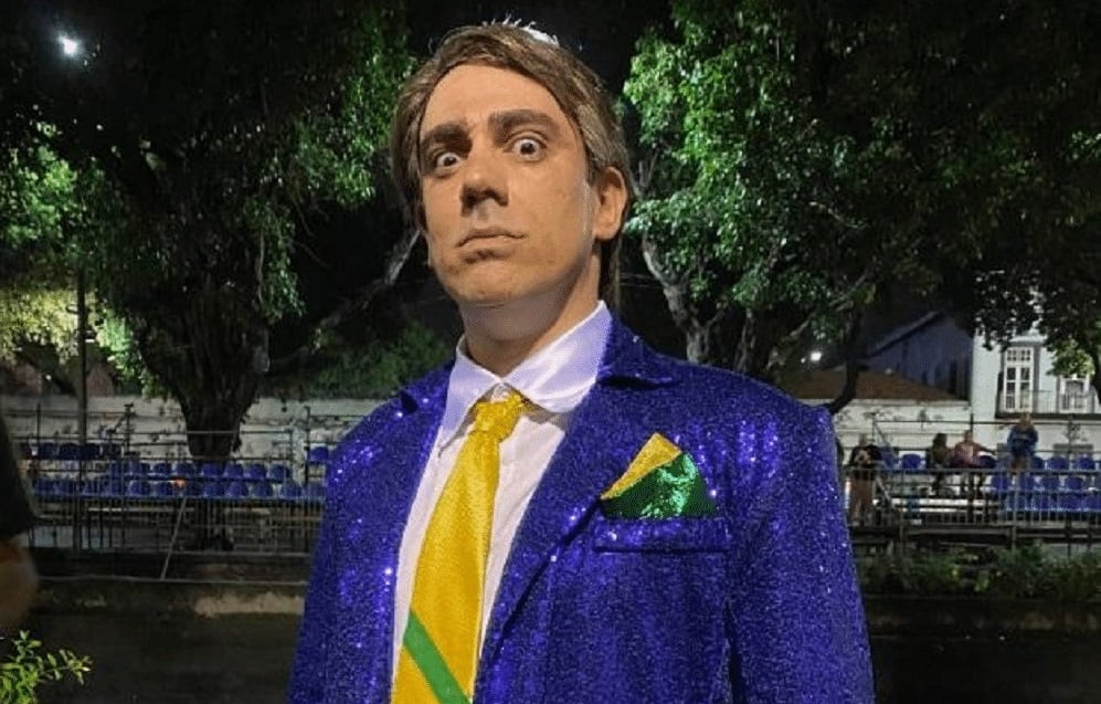 Ele brinca com desconfiança do grupo sobre áudio do presidente. Adnet imita Bolsonaro e pede para caminhoneiros dançarem Macarena