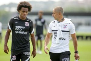 Willian conversa com o treinador Sylvinho