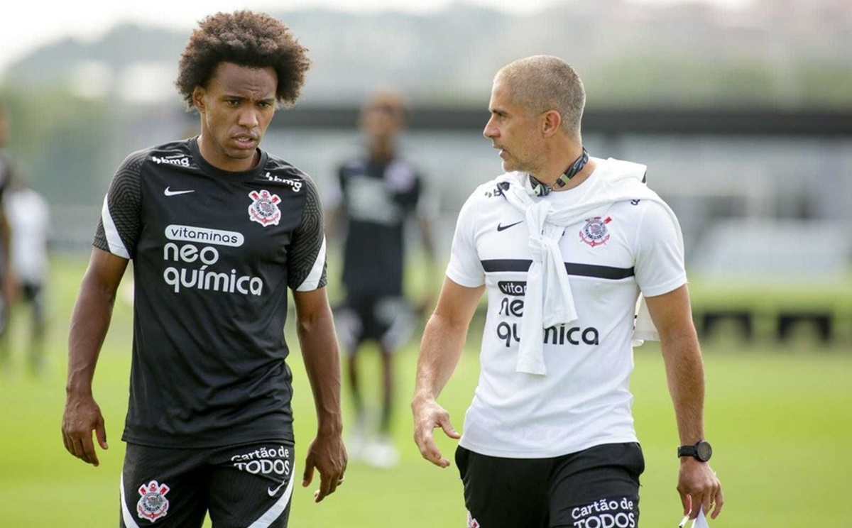 Willian conversa com o treinador Sylvinho