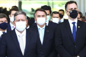 Confiança da população nas instituições e nos três Poderes caiu, aponta Datafolha